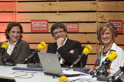 Ada Colau, Carles Puigdemont i Gemma Nierga, al programa 'Cap nen sense joguina'.
