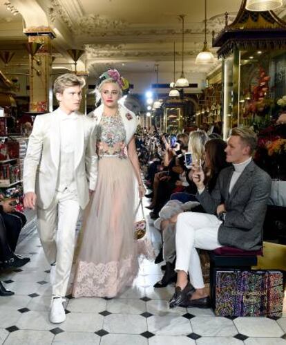 Dos modelos en el desfile organizado por los dise&amp;ntilde;adores en Londres.