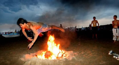 Jóvenes en la playa de Valencia en la Noche de San Juan.  