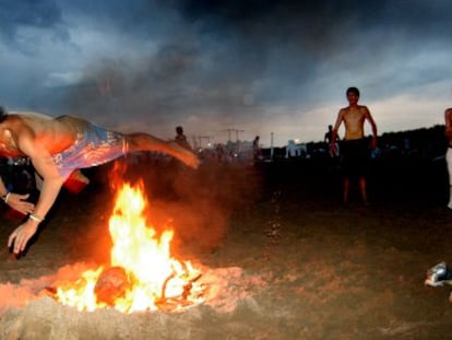 Jóvenes en la playa de Valencia en la Noche de San Juan.  