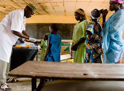 Moussa Djoukou vacuna a un niño de meningitis en un puesto de vacunación en Rogogo, región de Maradi, Níger.