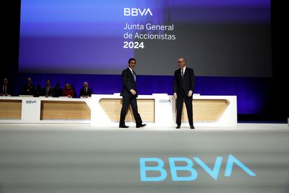 Carlos Torres (izquierda), presidente del BBVA, junto a Onur Genç, consejero delegado del banco, este viernes en Bilbao.