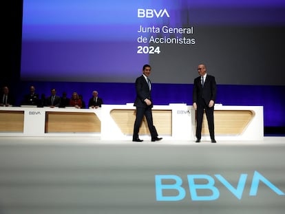 Carlos Torres (izquierda), presidente del BBVA, junto a Onur Genç, consejero delegado del banco, este viernes en Bilbao.