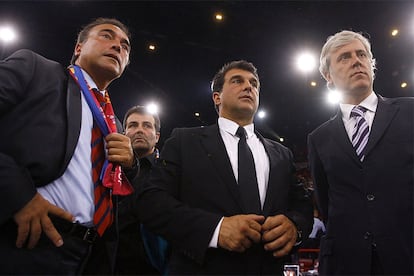 El presidente del Barça, Joan Laporta, flanqueado por Rafael Yuste, Xavier Sala i Martin y otros directivos del equipo azuglrana.