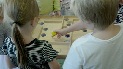 Seis niños hacen equilibrio para mover una bola por un laberinto de madera lleno de agujeros. Son los más pequeños (en Finlandia entran con siete pero en este centro, a los seis para adaptarse al sistema español). Sin darse cuenta, están aprendiendo el valor del trabajo en equipo