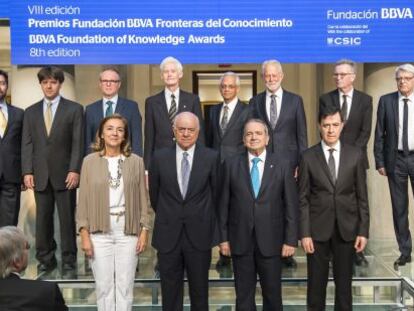 Foto de familia de los galardonado junto a Carmen Vela, Francisco Gonz&aacute;lez, Emilio Lora-Tamayo y Rafael Pardo.