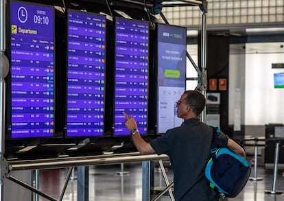 Un viajero observa los paneles informativos de la salida de los vuelos en la Terminal T2 del aeropuerto de Barcelona