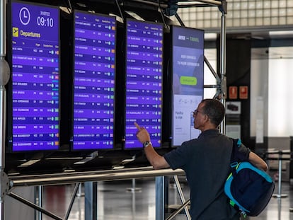 Un viajero observa los paneles informativos de la salida de los vuelos en la Terminal T2 del aeropuerto de Barcelona