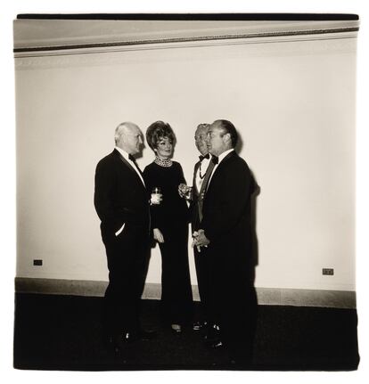 Cuatro personas en una galería durante una inauguración, N.Y.C. 1968.