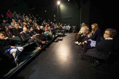 Asistentes al acto de este viernes en apoyo del Espacio Guindalera.