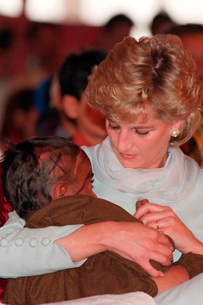 Desde mucho antes de su separación del príncipe Carlos Diana se volcó en su labor humanitaria, apoyando causas benéficas con su presencia. Aquí la vemos en un hospital en Lahore en Bangladesh, en 1996, con un niño enfermo en brazos. Escenas como ésta, donde la princesa se emocionó hasta las lágrimas, consiguieron que fuera tan querida en todo el mundo. 