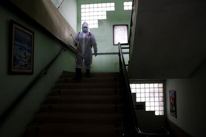 Un trabajador rocía desinfectante en una escuela de secundaria en Yakarta (Indonesia). Las autoridades han cerrado temporalmente decenas de escuelas y han desinfectado aulas tras varios casos de coronavirus entre los estudiantes.