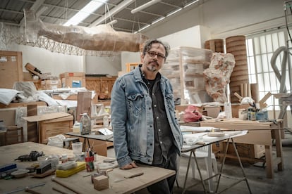 El artista mexicano Damián Ortega, ganador del Zurich Art Prize 2023, en su estudio en Ciudad de México.