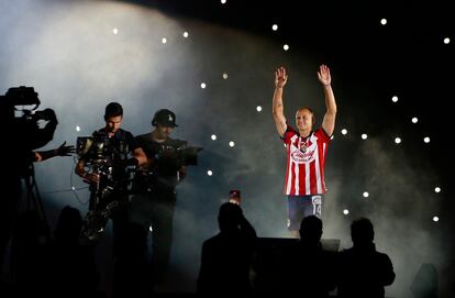 Javier 'Chicharito' Hernández saluda a los aficionados en el estadio Akron, en Guadalajara, tras su presentación con las Chivas, este sábado.