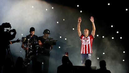 Javier 'Chicharito' Hernández saluda a los aficionados en el estadio Akron, en Guadalajara, tras su presentación con las Chivas, este sábado.