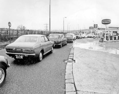Crisis del Petróleo. Colas de vehículos para abastecerse de combustible en Inglaterra en 1973.