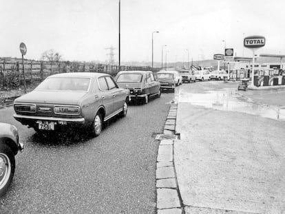 Colas de vehículos para abastecerse de combustible en Inglaterra, en 1973.