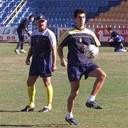 Mauricio Fedatto se entrena bajo la atenta mirada de David Vidal, el técnico de la UD.