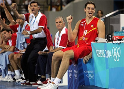 Pau Gasol, preparado para entrar en juego, el delegado Manolo Rubia y el técnico ayudante Joan Creus.