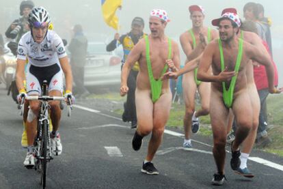 Tres pintorescos modelos inspirados en la película <i>Borat</i>, persiguiendo a Schleck y Contador en las rampas del Tourmalet.