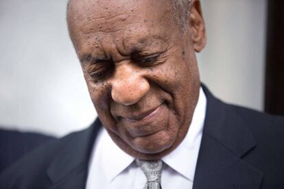 Bill Cosby, a la salida de la vista en la que se declaró el juicio nulo.