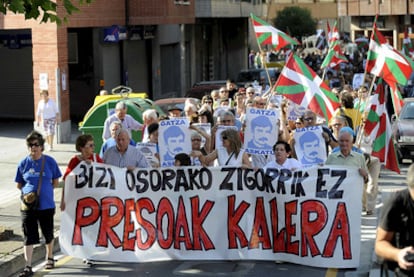 Cabecera de la manifestación convocada en julio de 2007 en Amorebieta ( Vizcaya) bajo el lema <i>Bizi osorako zigorrik ez. Presoak kalera<i></i> (Castigos de por vida no. Presos a la calle) en apoyo al preso etarra José María Sagardoy.</i>