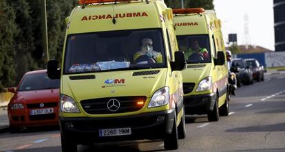 Des de la base aèria de Torrejón han sortit diverses ambulàncies.