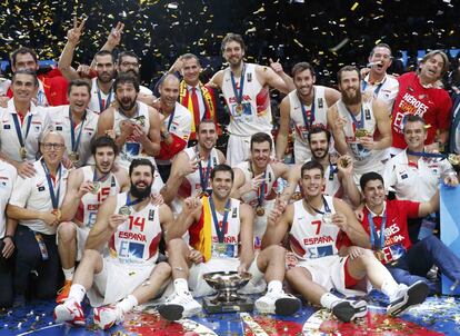 La selección española de baloncesto ganó el Campeonato de Europa de baloncesto tras imponerse en la final a Lituania (80-63) el 20 de septiembre. Sus jugadores posaron para los periodistas con el rey Felipe VI con sus medallas al cuello. Para la historia queda el enorme duelo con Francia, la selección anfitriona, en las semifinales. | <a href=http://deportes.elpais.com/deportes/2015/09/20/actualidad/1442772207_430340.html target=”blank”>IR A LA NOTICIA</a>