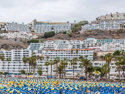 El sobreexplotado litoral de Gran Canaria, en playa de Puerto Rico, en Mogán.