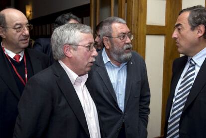 Rosell (derecha) habla con Méndez y Toxo en presencia del rector de la UIMP, Salvador Ordóñez, ayer en Santander.