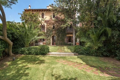 El elitista barrio barcelons de Pedralbes acoge esta casa construida en 1723. Considerada una joya modernista, conserva muchos elementos artesanales, como vigas de madera en los techos, puertas y ventanas, elementos de forja y una chimenea.