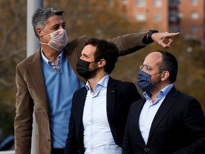 Xavier García Albiol, Pablo Casado y Alejandro Fernández (desde la izquierda), en un acto electoral en Badalona.