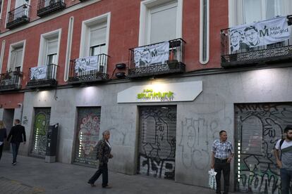 Balcones con banderas de Más Madrid, en la plaza de Tirso de Molina.