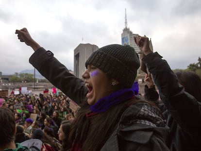 Mujeres de diversos colectivos feministas acudieron al Palacio de Gobierno en protesta por la violencia de género.