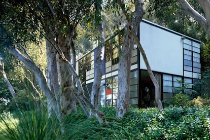 La casa estudio de Charles y Ray Eames es típicamente californiana. Sencilla, ubicada en un prado entre eucaliptos cerca de Los Ángeles, abierta al sol y la brisa del mar, y símbolo de su misión: democratizar el diseño a mediados del siglo XX.