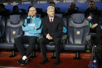 El entrenador del Arsenal Arsene Wenger junto con el segundo entrenador Steve Bould antes del partido.