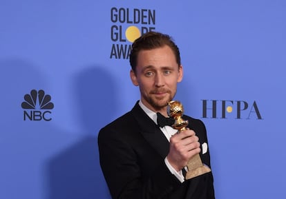 El actor Tom Hiddleston posa con su premio a mejor actor en una miniserie o película de televisión por 'Night Manager'.