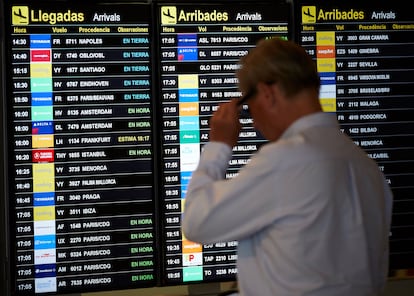 Un pasajero mira el panel de llegadas el pasado jueves en el aeropuerto de Barcelona.