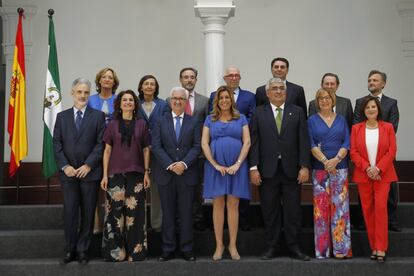 Toma de posesión de los nuevos consejeros de la Junta de Andalucía. En el centro, Susana Díaz, presidenta de la Junta, embarazada, en junio de 2015.