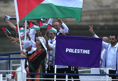 Los atletas palestinos durante su recorrido en barco por el río Sena. 