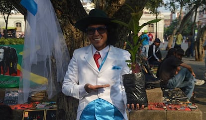 El artista peruano Richard Torres, tras contraer matrimonio simbólicamente con un árbol de Ciudad de Guatemala.