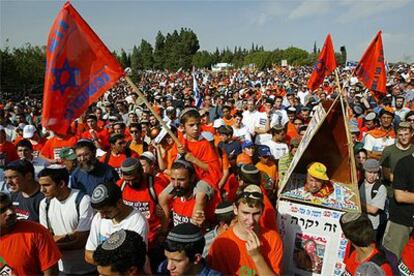 Cientos de colonos se concentran ante el Parlamento israelí con lemas como <i>Judíos no expulsan a judíos</i>.