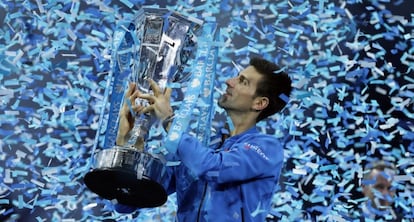 Djokovic posa con el trofeo de campeón.