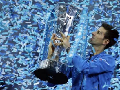 Djokovic posa con el trofeo de campe&oacute;n.