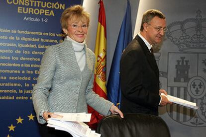 María Teresa Fernández de la Vega y Jesús Caldera, tras la reunión del Consejo de Ministros.