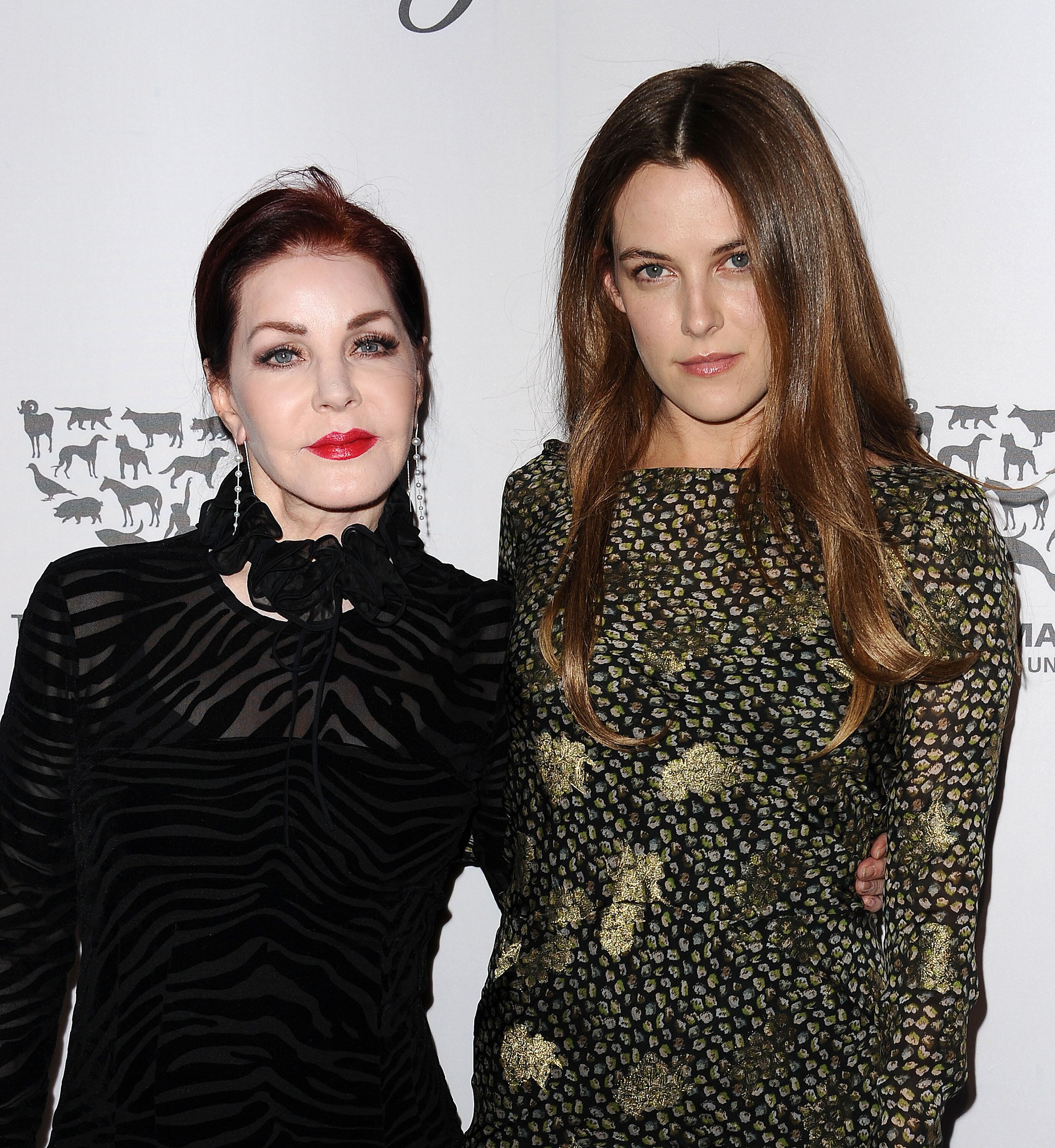 Priscilla Presley y Riley Keough en una gala de Paramount Studios el 7 de mayo de 2016, en Hollywood.