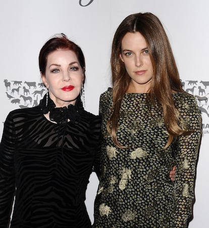 Priscilla Presley y Riley Keough en una gala de Paramount Studios el 7 de mayo de 2016, en Hollywood.