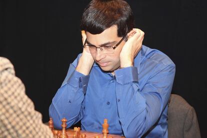 Viswanathan Anand, durante la segunda partiida de hoy
