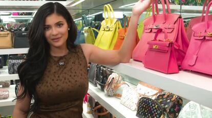 Kylie Jenner mantiene de forma ordenada todos sus bolsos de diseñador en una habitación especialmente diseñada para ello. La mayor parte de los artículos están ordenados por marca y color, incluido el pequeño bolso rosa Birkin que está guardando para su hija Stormi.