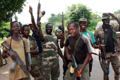 Fuerzas de Alassane Ouattara en la localidad de Blolequin, al oeste de Costa de Marfil.
